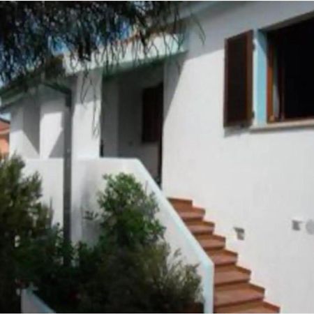 Casa Vacanze A Pochi Passi Dal Mare Ла Мадалена Екстериор снимка